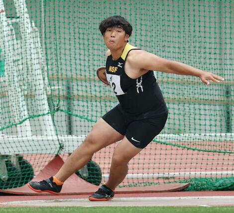 男子円盤投げ決勝 優勝した田邉琉輝(新潟産大付)の最終投てき=デンカビックスワン