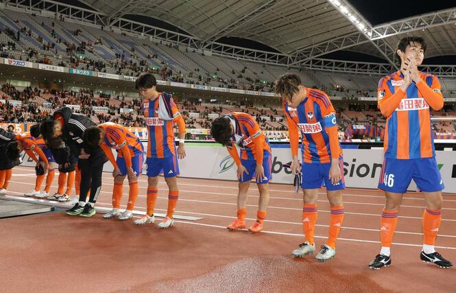 試合終了後、ブーイングを浴びながらサポーターにあいさつする新潟の選手たち＝ビッグスワン