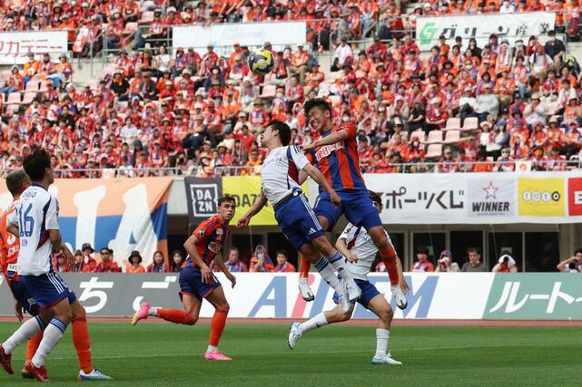 新潟－横浜Ｍ　前半、空中で相手と競るＦＷ谷口海斗＝ビッグスワン