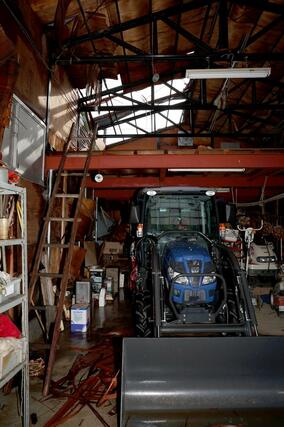 突風被害を受けて壊れた納屋の屋根＝１１日、上越市清里区上稲塚