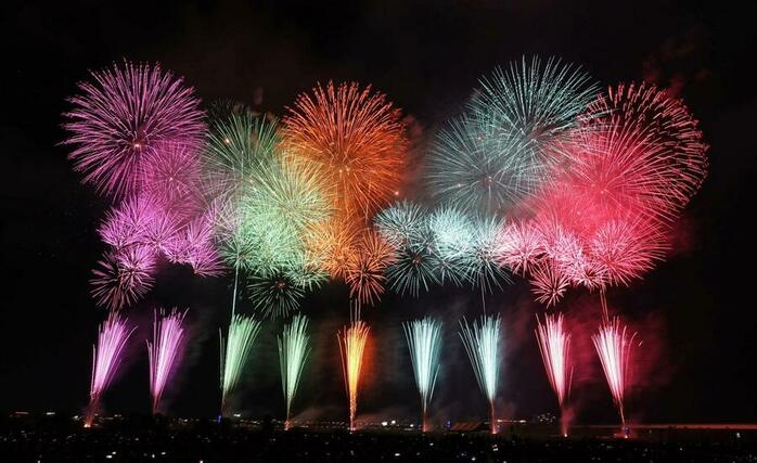 ワイドスターマイン＝２０２５年８月、長岡市の信濃川河川敷