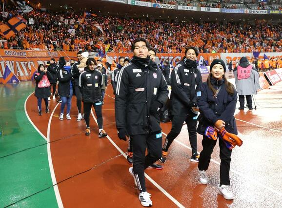 最終戦セレモニー後、スタジアム内を一周する新潟の選手たち＝ビッグスワン