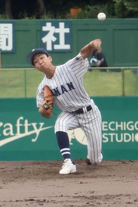 先発した新潟江南の月岡謙太＝７月１７日、長岡市悠久山