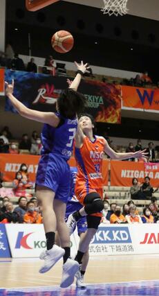 新潟-東京羽田 第2クオーター、河村美侑がシュートを決め15-19