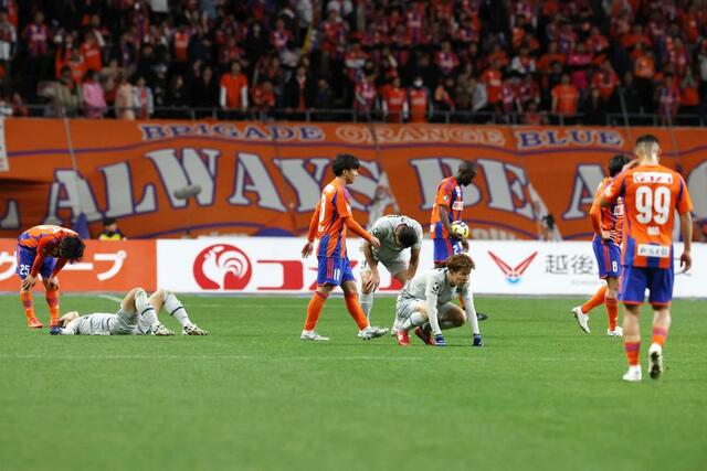 新潟－福岡　０－１で敗れ、肩を落とす新潟の選手＝ビッグスワン