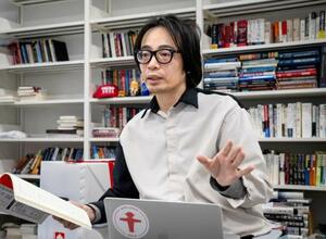 　インタビューに答える東京大社会科学研究所准教授の東島雅昌氏