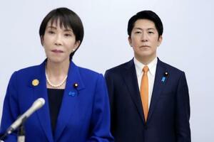 　官房副長官に起用された自民党の佐藤啓参院議員。左は日中首脳会談後に取材に応じる高市首相＝１０月、韓国・慶州（共同）
