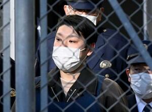 送検のため水戸署を出る大内拓実容疑者=22日午前9時8分