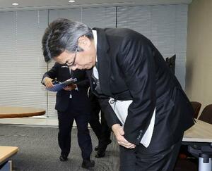 　電気事業連合会での記者会見を終え、関係者に一礼する中部電力の林欣吾社長。電事連の会長職を辞任することになった＝１６日、東京都千代田区