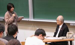 　被団協代表委員の田中熙巳さん（右）と対話する大学生＝２０２５年１１月、さいたま市