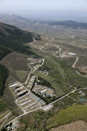 砲弾破裂事故のあった大分県の陸自日出生台演習場＝２１日午後０時３５分（共同通信社ヘリから）