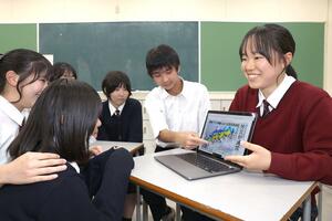 防災部通信の作り方を新潟明訓高校の後輩に教える安田梨乃さん(右)=新潟市江南区