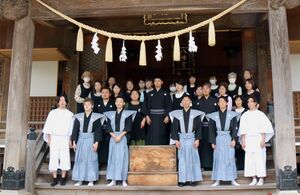 三条祭りが近づく中、三条八幡宮で準備を行う大名行列参加者や着付けスタッフら=三条市八幡町
