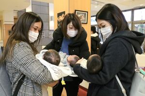 同じ時期に出産し、1カ月健診で再会した母子。3人とも男の子で、お互いの育児の様子を報告し合った=三条市