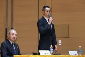 今季のチーム編成について説明する寺川能人強化部長=1月12日、新潟市中央区