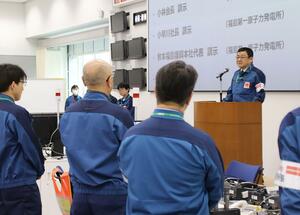 東京電力柏崎刈羽原発の所員に訓示する稲垣武之所長=3月11日、同原発