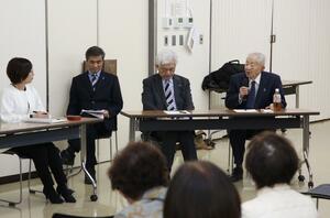大沢孝司さんの兄昭一さん(右)らが孝司さんの拉致認定を訴えた総会=3月9日、新潟市西蒲区