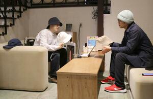 トークの収録で自身がデザインした商品を紹介する野本昌宏さん(左)=三条市本町2