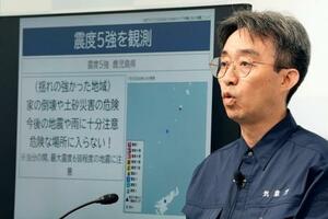 鹿児島県十島村で観測した震度5強の地震を受け、記者会見する気象庁の担当者=5日午前、気象庁
