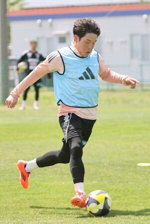 試合復帰向けて練習に励むFW矢村健=聖籠町