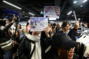 5日、パリの老舗デパートに「SHEIN(シーイン)」の店舗がオープンしたことに抗議する人々(ロイター=共同)