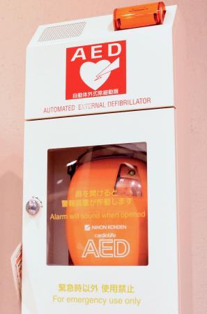 　商業施設に設置された自動体外式除細動器（ＡＥＤ）＝９日午後、東京都港区