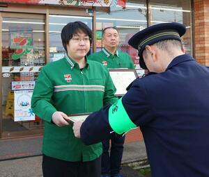 感謝状を受け取る野村幸生さん＝長岡市永田２