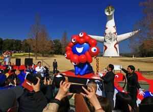 万博記念公園で開かれた「ミャクミャク」像の移設セレモニー=21日午前、大阪府吹田市