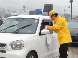 ドライバーに早めのライト点灯などを呼びかけた活動=南魚沼市関