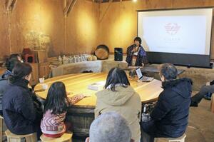 三島地域に伝わる民話に親しんだ「かんもす大学」のプレイベント＝長岡市吉崎