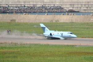 新潟空港で滑走路を逸脱する自衛隊機。逸脱直前の様子=19日、新潟空港(読者提供写真)