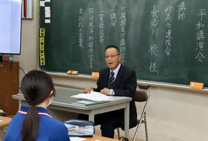戦争の悲惨さを語る妙高市遺族会の長谷川稔さん=妙高市関山
