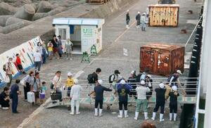 鹿児島県十島村の小宝島から避難するため、フェリーに乗り込む住民ら=6日午前5時48分