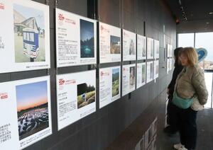 新潟の魅力を写した力作が並んだ写真パネル展=1月26日、新潟市中央区