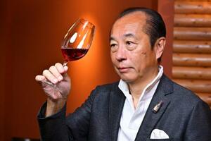 ワイングラスを手に取る田崎真也さん