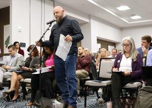 　子どものワクチン接種義務廃止を巡り、米南部フロリダ州が開いた一般公聴会＝２０２５年１２月、同州パナマシティービーチ（共同）