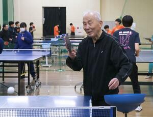 ４５年にわたって小中学生に卓球の指導をしてきた庭山進さん＝柏崎市西山町鬼王