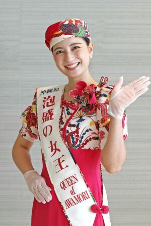 沖縄フェアをPRする「泡盛の女王」の稲福美咲さん=5月23日、新潟市中央区