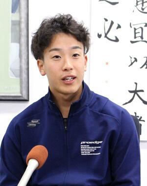 野球教室で帰省し、報道陣の質問に答える滝澤夏央さん=上越市の関根学園高校