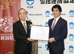 協定書を持つ花角英世知事（左）とオイシックス・ラ・大地の髙島宏平社長＝３日、県庁