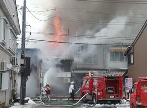 消火活動に当たる消防隊員ら＝３月４日午前１１時過ぎ、上越市本町１