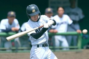 新潟産大付-新潟明訓 9回1死一、二塁、新潟明訓の発地幹太が適時二塁打を放ち2-2=長岡市悠久山(長岡支社・新井田悠)