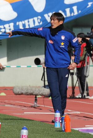 アルビレックス新潟時代の三浦文丈氏=2017年