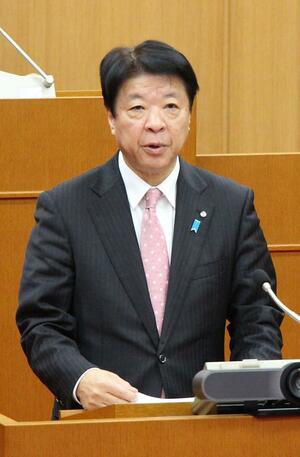 １２月定例会議で行政報告をする神田一秋町長＝阿賀町議会の議場