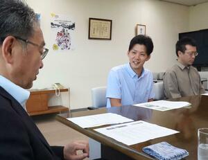 関口芳史市長に退任報告をする服部秀祐さん=十日町市役所