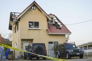 　火災が発生し男性が敷地内で死亡しているのが見つかった事件で、現場検証が行われた住宅＝１７日、広島県東広島市（車のナンバープレートにぼかしを入れています）