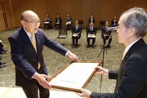 新潟日報文化賞の表彰を受ける「佐渡を世界遺産にする会」の中野洸会長(左)=11月1日、新潟市中央区