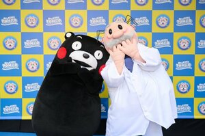 「Dr.Simi TOKYO」グランドオープンイベントに登場した（左から）くまモン、Dr.Simi