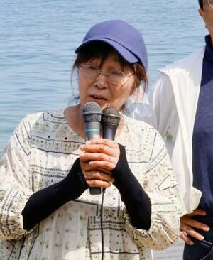 遺骨回収を目指す「長生炭鉱の水非常を歴史に刻む会」の潜水調査が行われ、取材に応じる井上洋子共同代表=19日午後、山口県宇部市