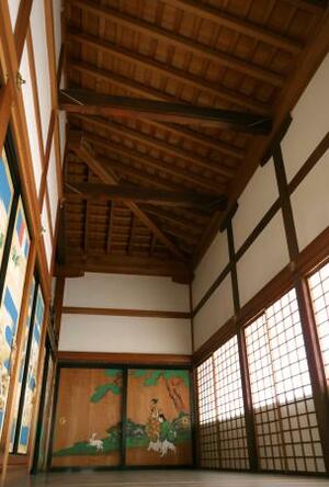 再建された京都御所の小御所。焼け残った梁(はり)や柱が再利用されている=3月
